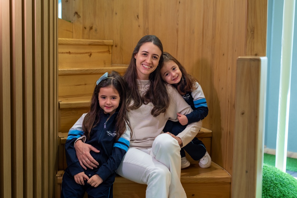 Mamá y sus pequeñas, que están aprendiendo a leer y escribir en Colegio APDE Connections Cayalá