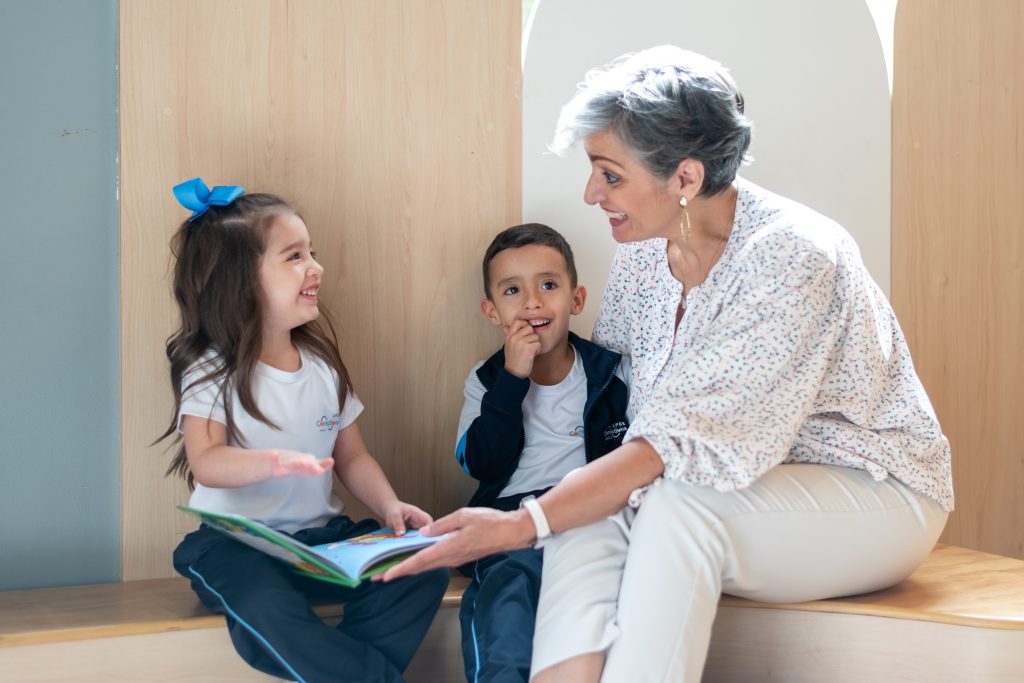 Pequeños felices aprendiendo a leer y escribir en Colegio APDE Connections Cayalá