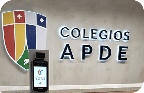 Una cámara de reconocimiento facial que está colocada en la entrada para la seguridad de los alumnos en Colegio APDE Connections Cayalá