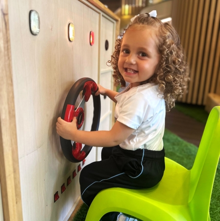 Pequeña niña jugando en las instalaciones con seguridad escolar en Colegio APDE Connections Cayalá