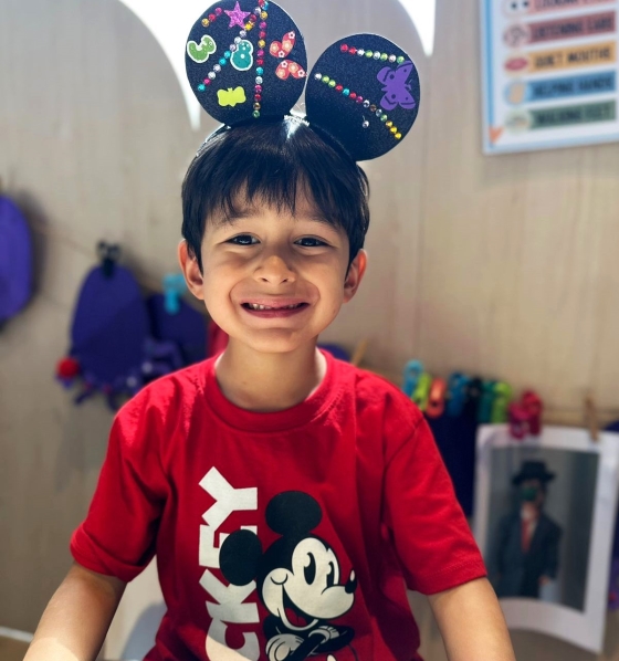 Niño feliz aprendiendo inglés en preprimaria bilingüe Connections Cayalá