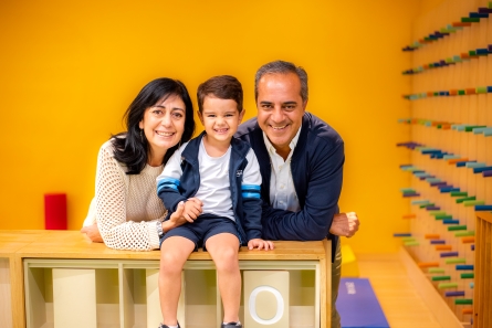 Familia comparte feliz en las instalaciones seguras de Colegio APDE Connections Cayalá