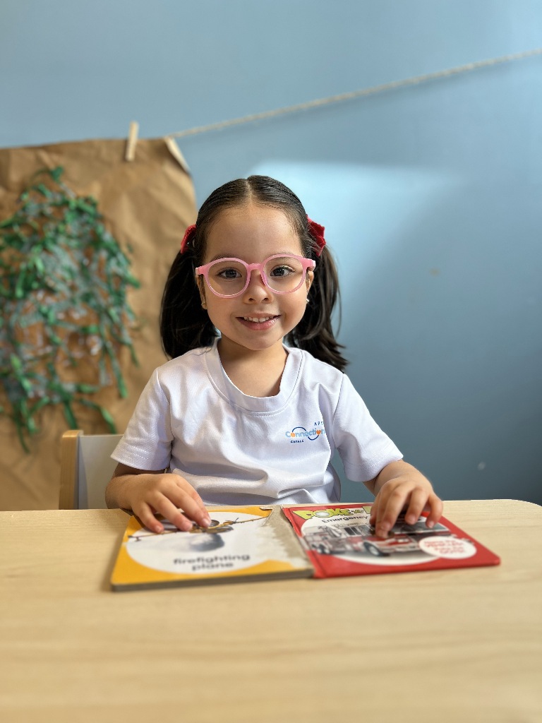 Pequeña aprendiendo a leer y escribir en Colegio APDE Connections Cayalá