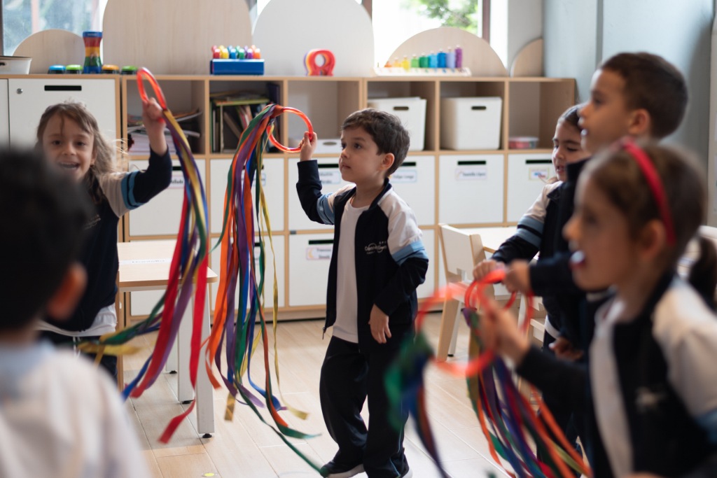 La música anima a un grupo de niños que bailan y aprenden a fortalecer sus habilidades en Preprimaria APDE Connections Cayalá